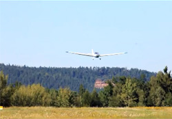 Motorflugzeug auf dem Flugplatz Sller - Foto: Gittarissimo Youtube