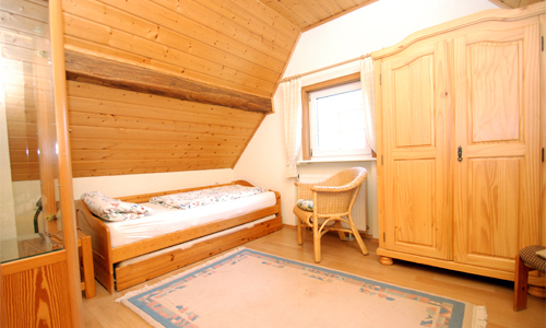 Schlafzimmer mit Kinderbett